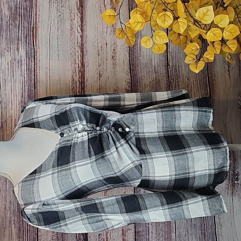 MOD X BLACK & WHITE PLAID LONG SLEEVE PEPLUM TOP